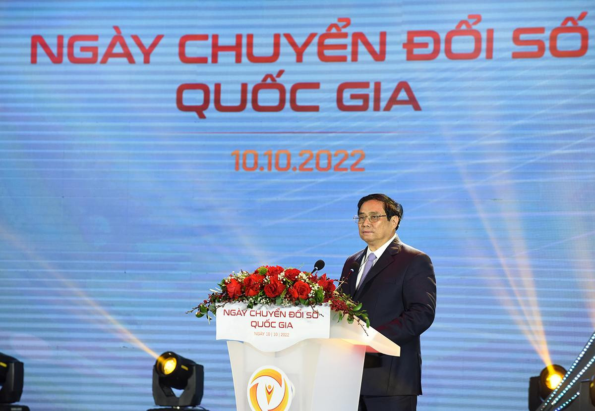 Phát biểu tại buổi lễ, Thủ tướng nhấn mạnh, quan điểm xuyên suốt của Chính phủ là lấy người dân, doanh nghiệp là trung tâm, chủ thể, mục tiêu và động lực của chuyển đổi số.