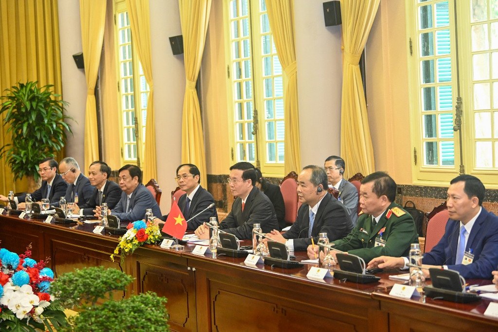 Đoàn đại biểu Việt Nam dự buổi hội đàm.