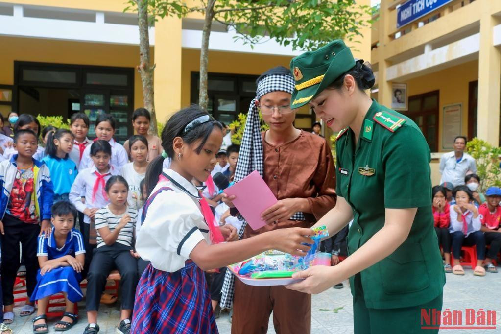 Bên cạnh các tiết mục, các em học sinh còn được tham gia các trò chơi, đố vui có thưởng.