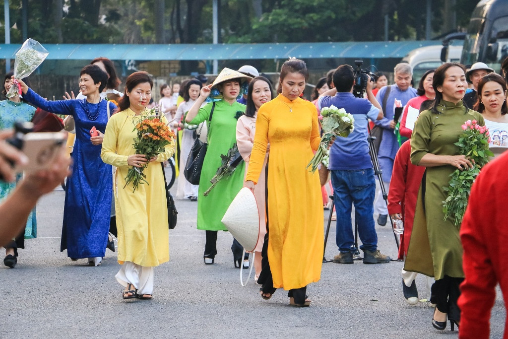 5 giờ 30 phút sáng 1/9, hơn 100 người, bao gồm cả nam và nữ mặc trang phục áo dài đã có mặt tại Hoàng thành Thăng Long để tham gia diễu hành.