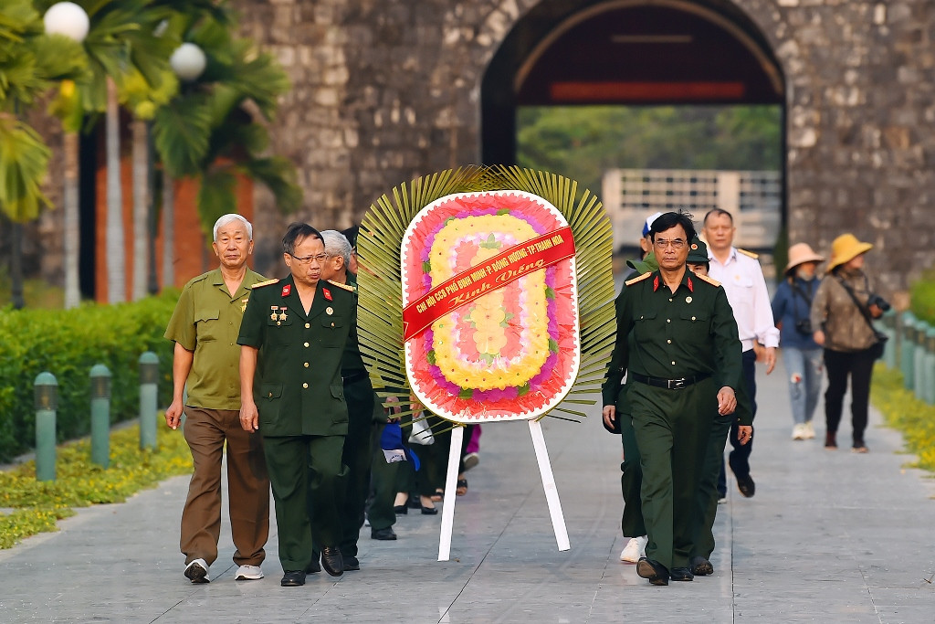 Hằng năm, cứ vào dịp lễ, Tết; đặc biệt là Ngày kỷ niệm Chiến thắng Điện Biên Phủ (7/5) và dịp kỷ niệm Ngày Thương binh, Liệt sĩ (27/7) lại có rất nhiều người thân, đồng đội, cháu con của các liệt sĩ trở về đây, thắp nén tâm nhang thành kính trước anh linh của các Anh hùng, liệt sĩ… tại Nghĩa trang liệt sĩ A1.