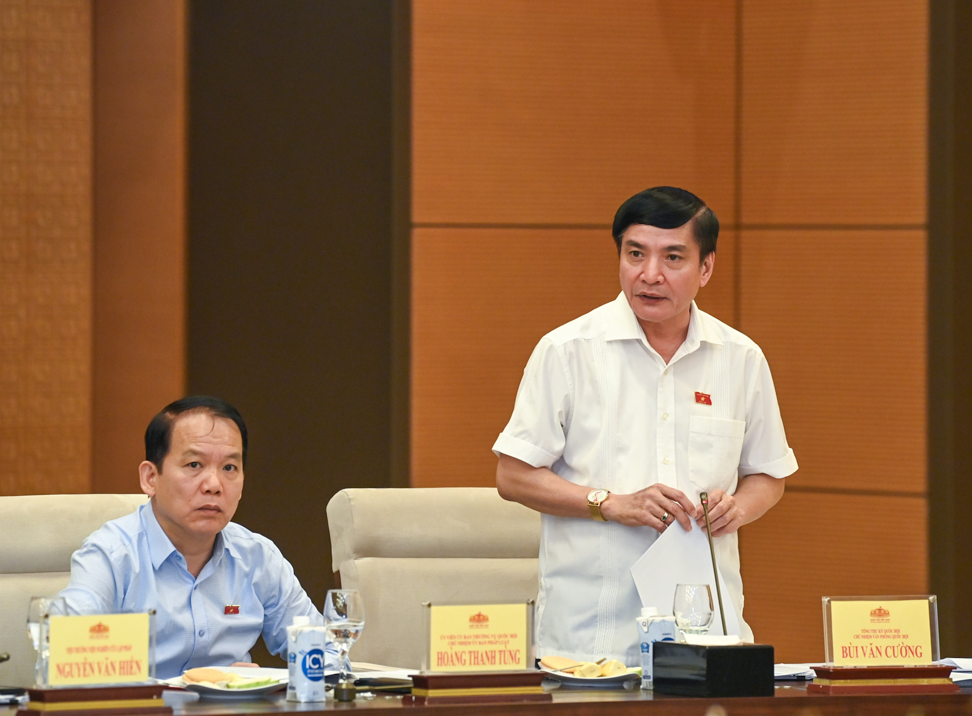 Tổng Thư ký, Chủ nhiệm Văn phòng Quốc hội Bùi Văn Cường trình bày báo cáo.