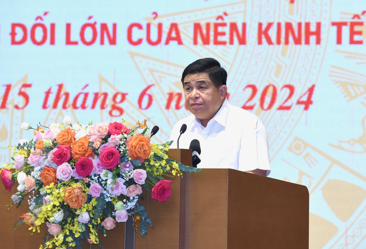 Bộ trưởng Kế hoạch và Đầu tư Nguyễn Chí Dũng báo cáo kết quả đóng góp của các doanh nghiệp nhà nước.