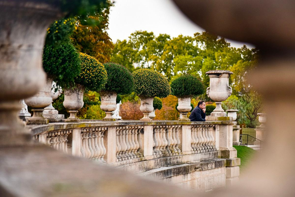 Mùa thu mang hơi thở của nỗi nhớ và sự hoài niệm. Có lẽ vì vậy mà không ít người tìm cho mình một góc riêng để tĩnh lặng suy ngẫm. (Ảnh: MINH DUY)