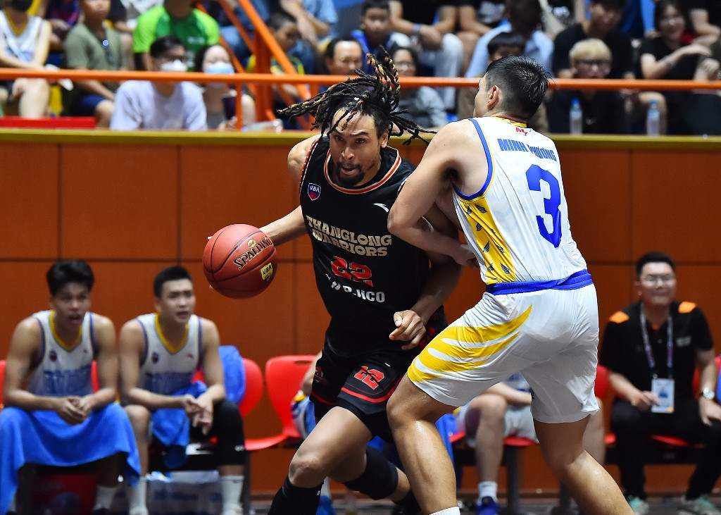 Có lợi thế sân nhà, các cầu thủ Thang Long Warriors nhập cuộc tự tin và nhanh chóng áp đặt lối lên phía đội khách.