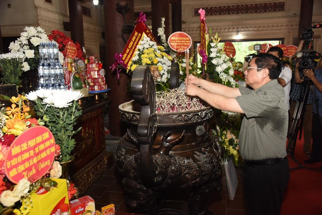 Thủ tướng Phạm Minh Chính dâng hương, hoa tưởng niệm tại Nhà tưởng niệm 1240 Anh hùng, liệt sĩ hy sinh trên cung đường Truông Bồn.