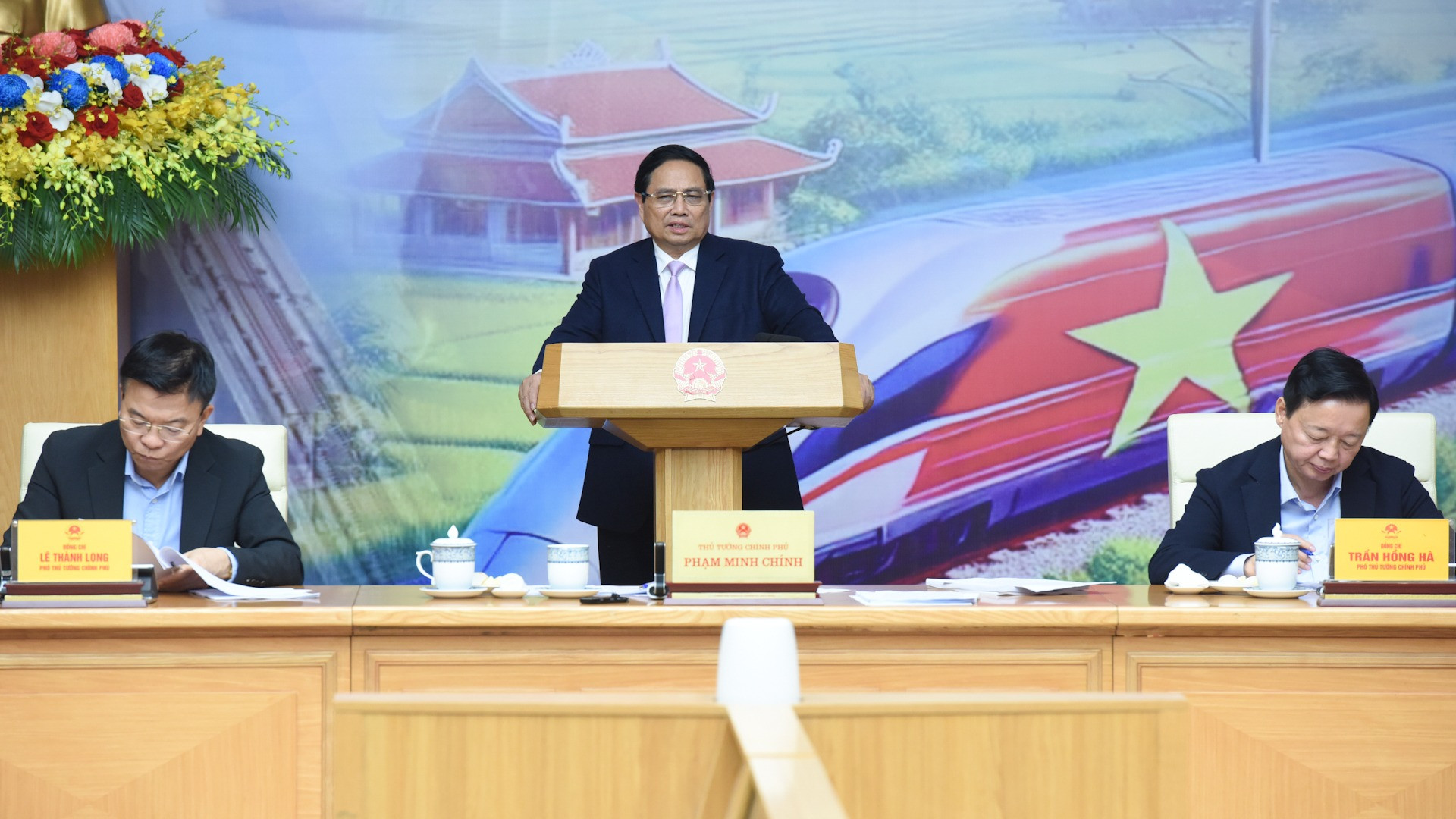Thủ tướng Phạm Minh Chính chủ trì cuộc họp đôn đốc các dự án đường cao tốc. 