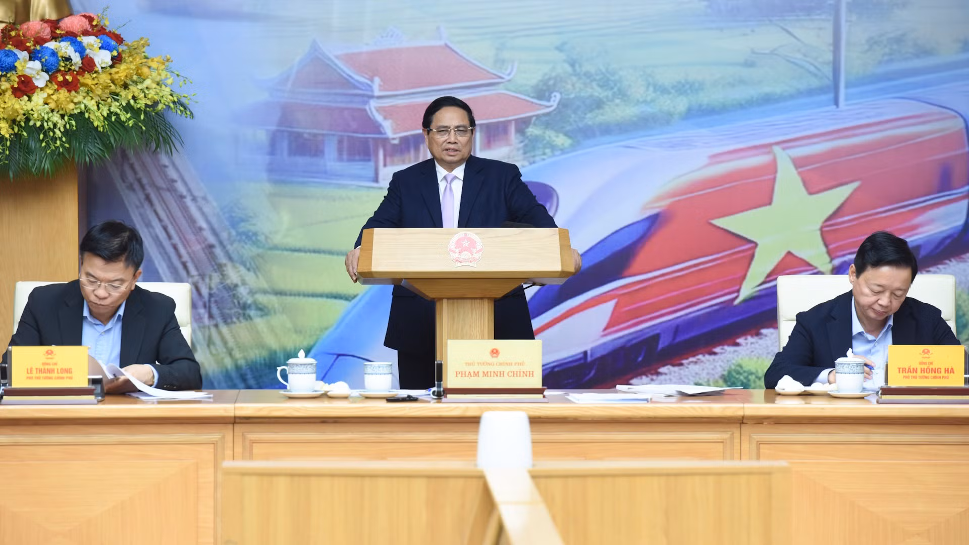 Thủ tướng Phạm Minh Chính chủ trì cuộc họp đôn đốc các dự án đường cao tốc. 