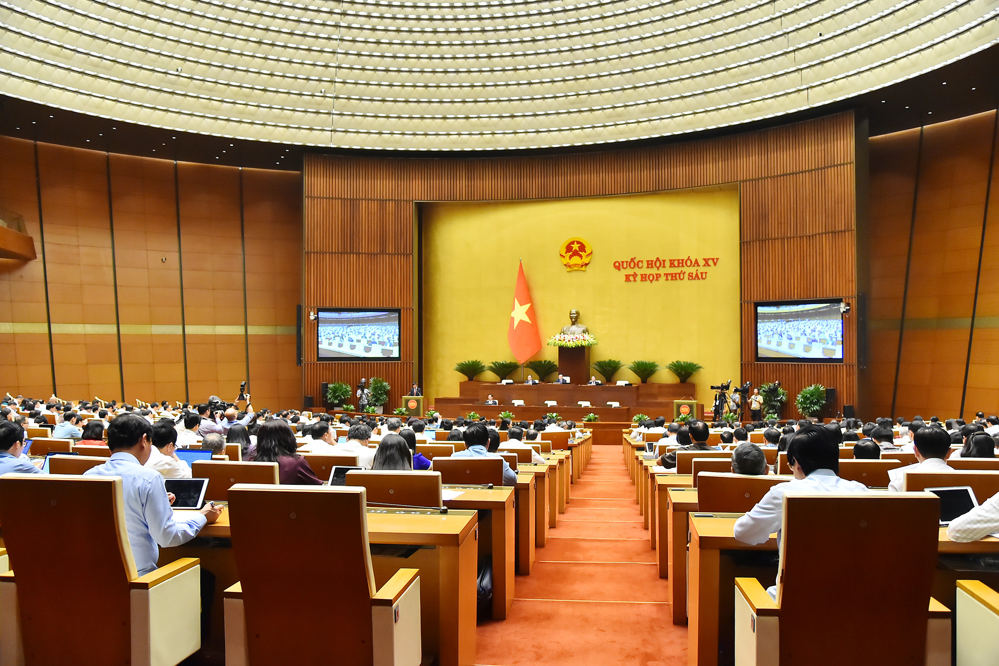 Quang cảnh phiên họp của Quốc hội về nội dung lấy phiếu tín nhiệm đối với những người giữ chức vụ do Quốc hội bầu, phê chuẩn. Quang cảnh phiên họp của Quốc hội về nội dung lấy phiếu tín nhiệm đối với những người giữ chức vụ do Quốc hội bầu, phê chuẩn.