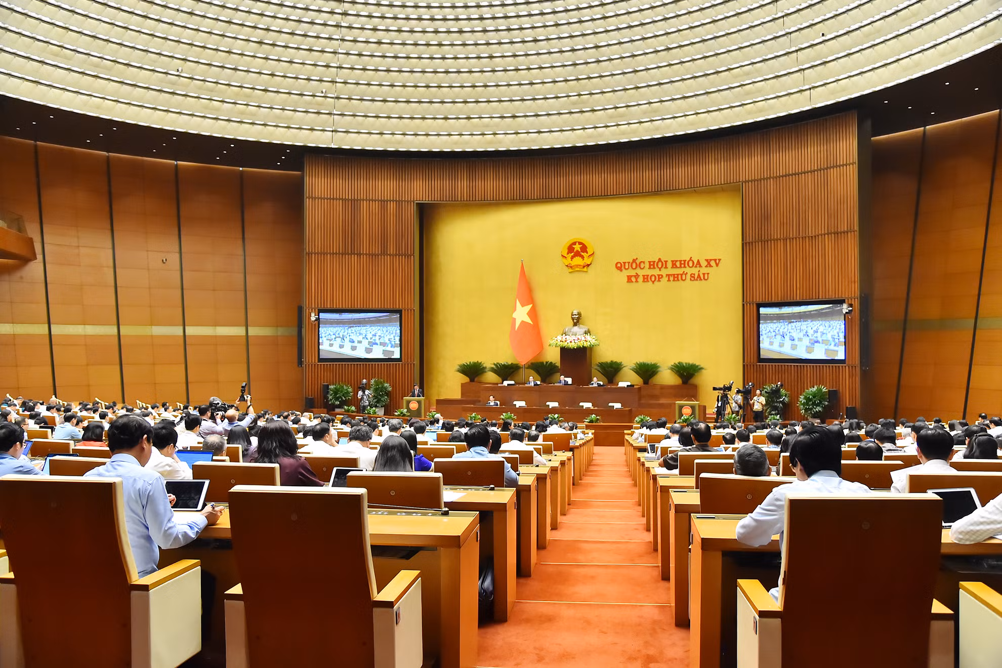 Quang cảnh phiên họp của Quốc hội về nội dung lấy phiếu tín nhiệm đối với những người giữ chức vụ do Quốc hội bầu, phê chuẩn. Quang cảnh phiên họp của Quốc hội về nội dung lấy phiếu tín nhiệm đối với những người giữ chức vụ do Quốc hội bầu, phê chuẩn.