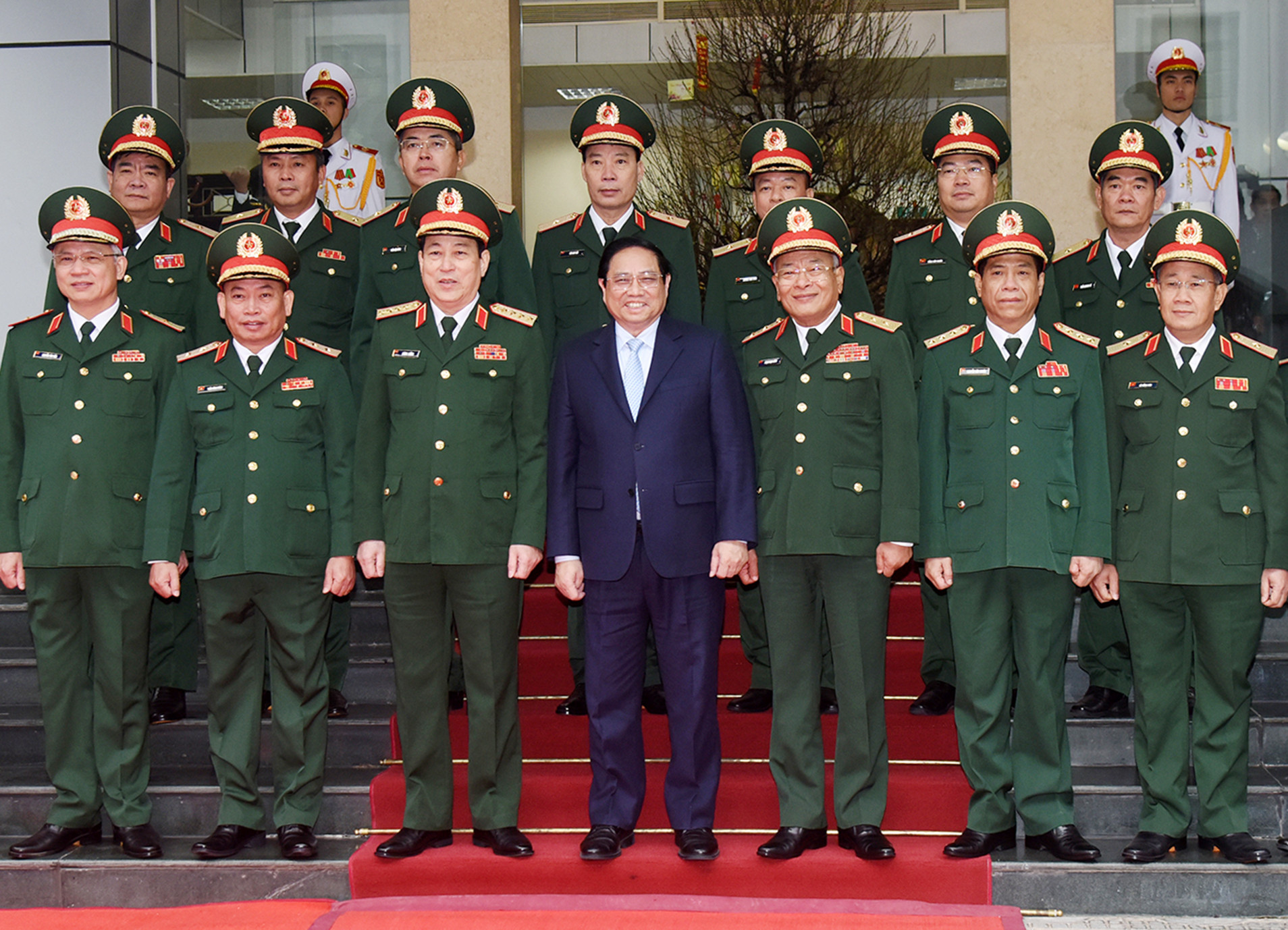 Thủ tướng chụp ảnh lưu niệm khi thăm, chúc Tết, kiểm tra công tác sẵn sàng chiến đấu Tổng cục II.