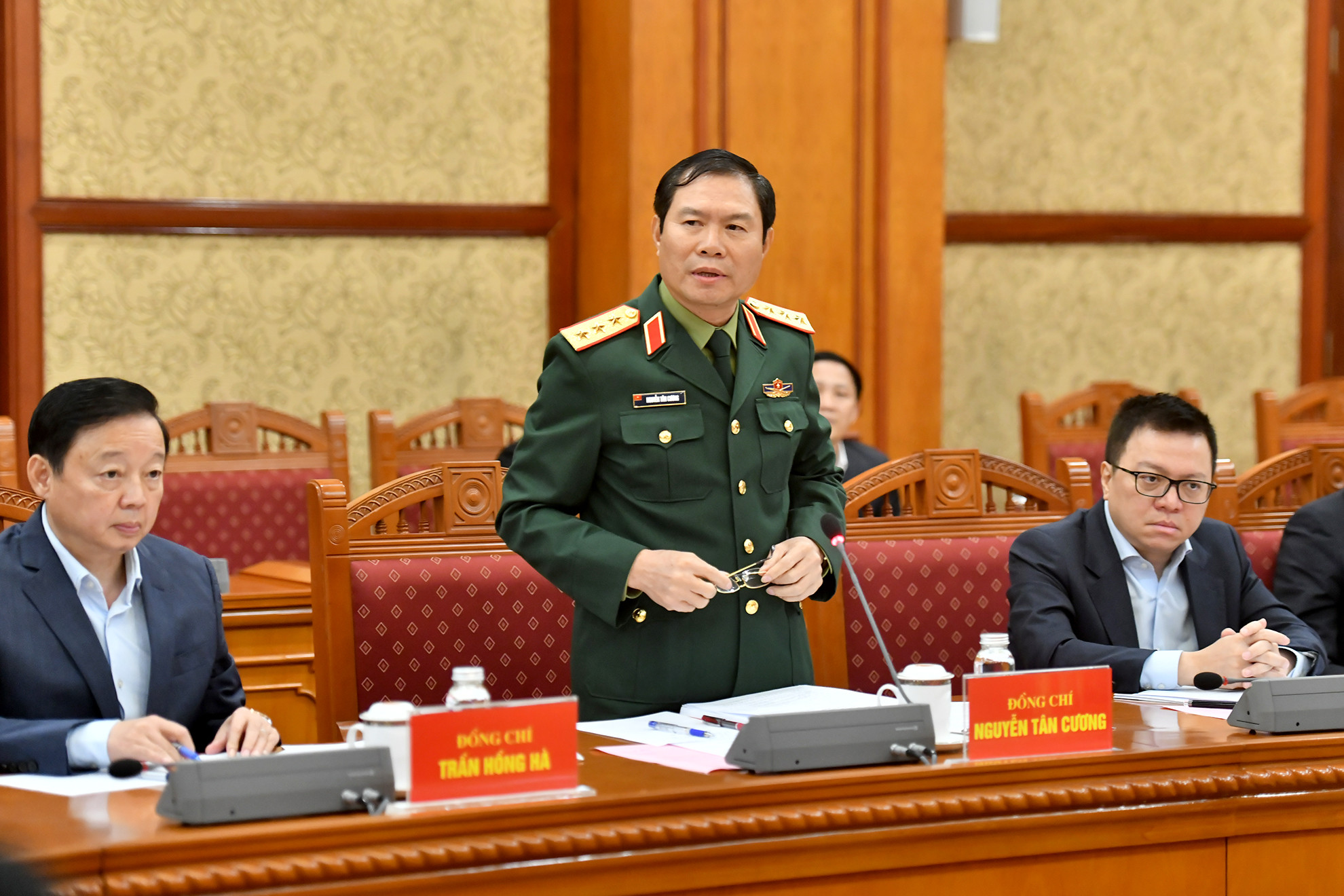 Đồng chí Thượng tướng Nguyễn Tân Cương, Ủy viên Trung ương Đảng, Ủy viên Thường vụ Quân ủy Trung ương, Tổng Tham mưu trưởng Quân đội nhân dân Việt Nam, Thứ trưởng Quốc phòng phát biểu ý kiến tại phiên họp.
