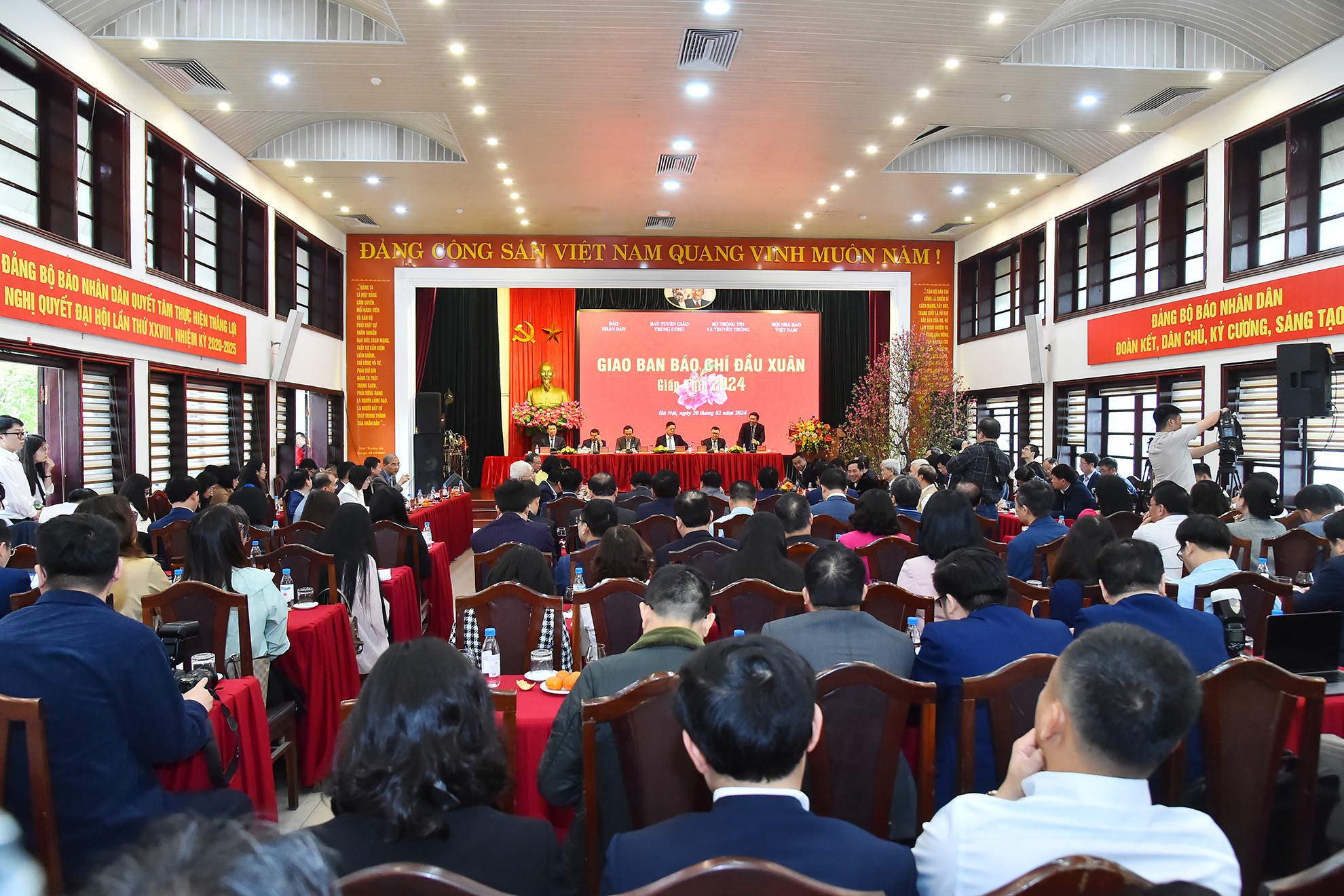 Quang cảnh Hội nghị Giao ban báo chí đầu Xuân Giáp Thìn 2024 sáng 20/2. Quang cảnh Hội nghị Giao ban báo chí đầu Xuân Giáp Thìn 2024 sáng 20/2.