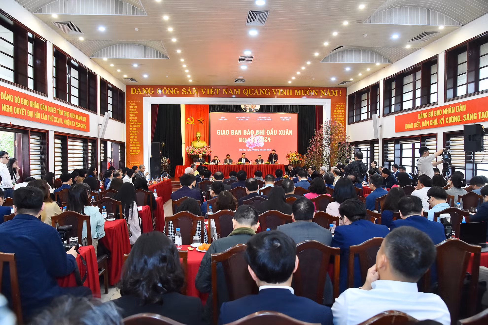 Quang cảnh Hội nghị Giao ban báo chí đầu Xuân Giáp Thìn 2024 sáng 20/2. Quang cảnh Hội nghị Giao ban báo chí đầu Xuân Giáp Thìn 2024 sáng 20/2.