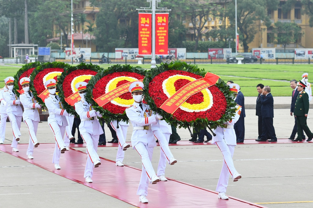 [Ảnh] Lãnh đạo Đảng, Nhà nước vào Lăng viếng Chủ tịch Hồ Chí Minh ảnh 4