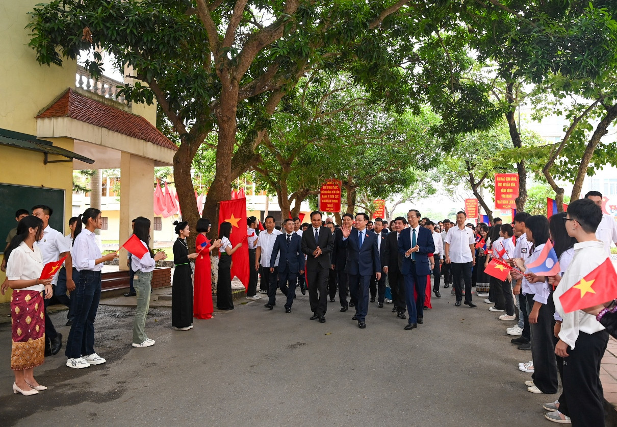 Chủ tịch Quốc hội Vương Đình Huệ cùng các đại biểu dự lễ khai giảng năm học mới 2023-2024 tại Trường Hữu nghị T78.