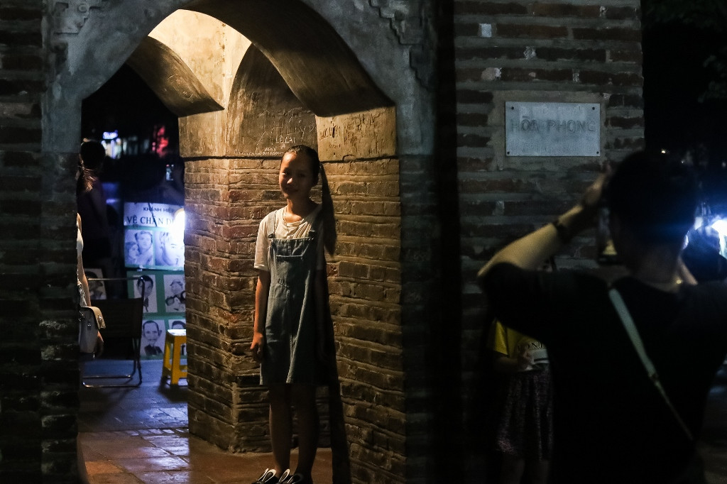 [Ảnh] Phố đi bộ Hồ Gươm thực hiện tiết kiệm điện ảnh 8