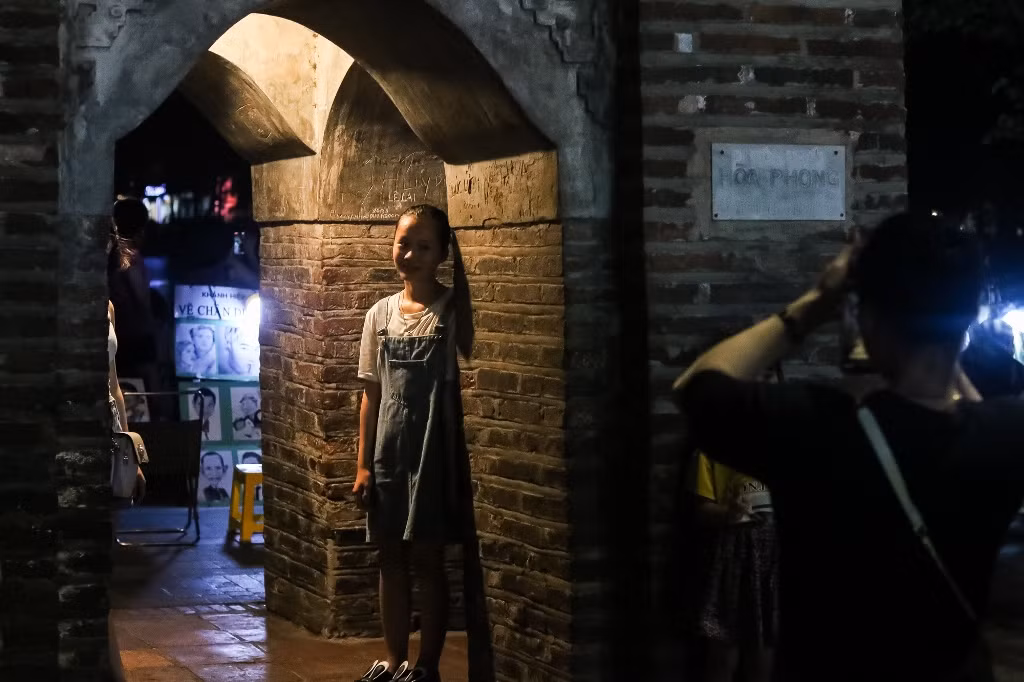 [Ảnh] Phố đi bộ Hồ Gươm thực hiện tiết kiệm điện ảnh 8