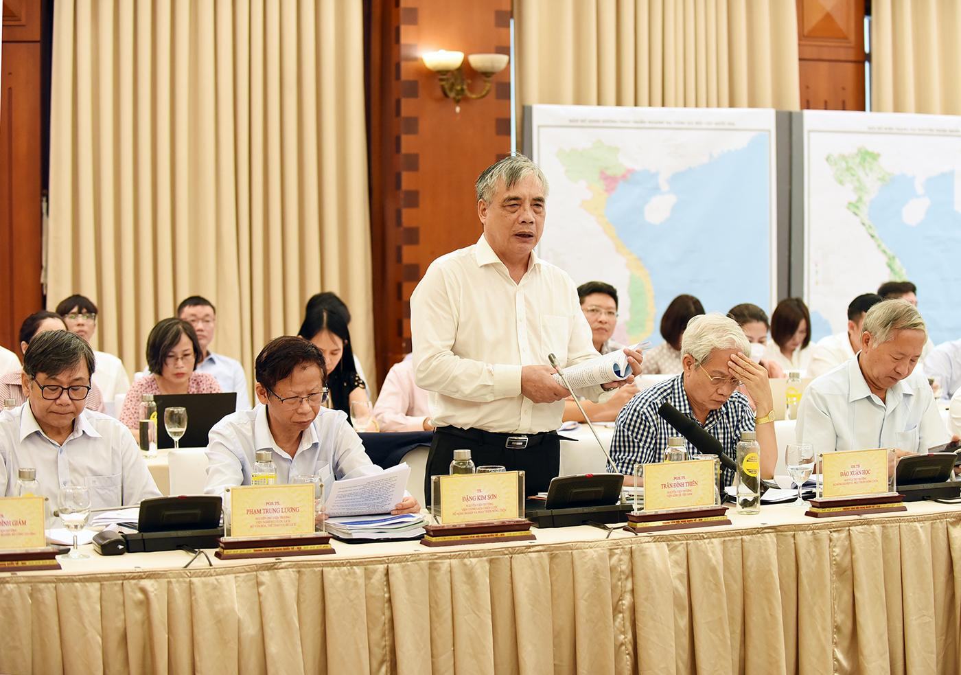 PGS,TS Trần Đình Thiên, nguyên Viện trưởng Viện Kinh tế Việt Nam phát biểu ý kiến.