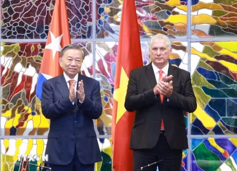 Tổng Bí thư, Chủ tịch nước Tô Lâm và Bí thư thứ nhất Đảng Cộng sản Cuba, Chủ tịch Cuba Miguel Diaz Canel Bermudez tại Lễ ký kết văn kiện hợp tác giữa hai nước. Ảnh: TTXVN