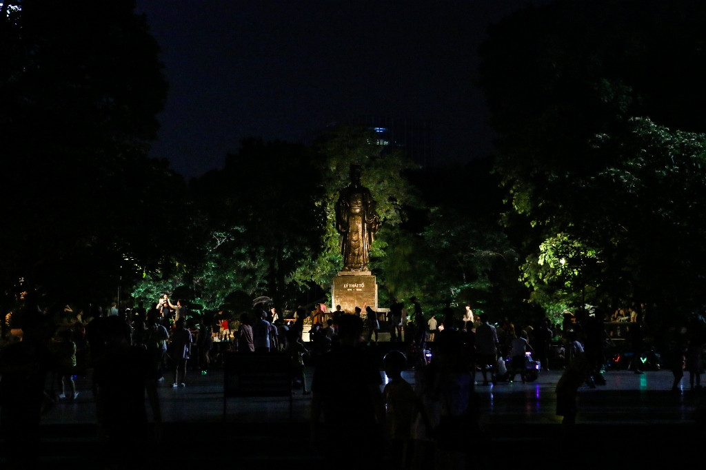 [Ảnh] Phố đi bộ Hồ Gươm thực hiện tiết kiệm điện ảnh 10