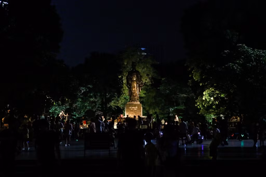 [Ảnh] Phố đi bộ Hồ Gươm thực hiện tiết kiệm điện ảnh 10