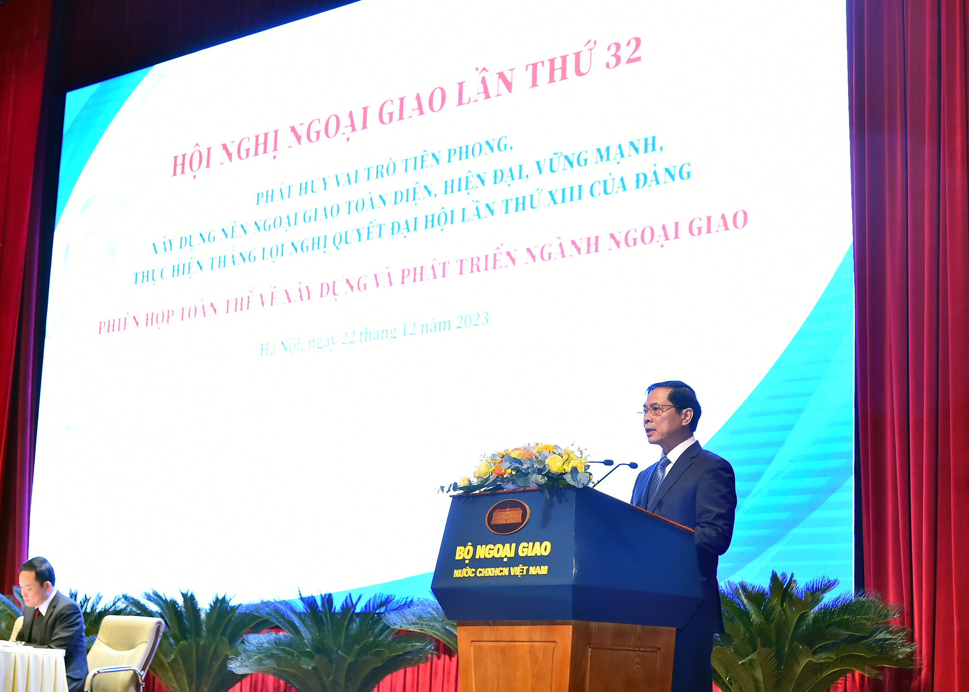 Bộ trưởng Ngoại giao Bùi Thanh Sơn phát biểu khai mạc Phiên họp toàn thể về xây dựng và phát triển ngành ngoại giao. Bộ trưởng Ngoại giao Bùi Thanh Sơn phát biểu khai mạc Phiên họp toàn thể về xây dựng và phát triển ngành ngoại giao.