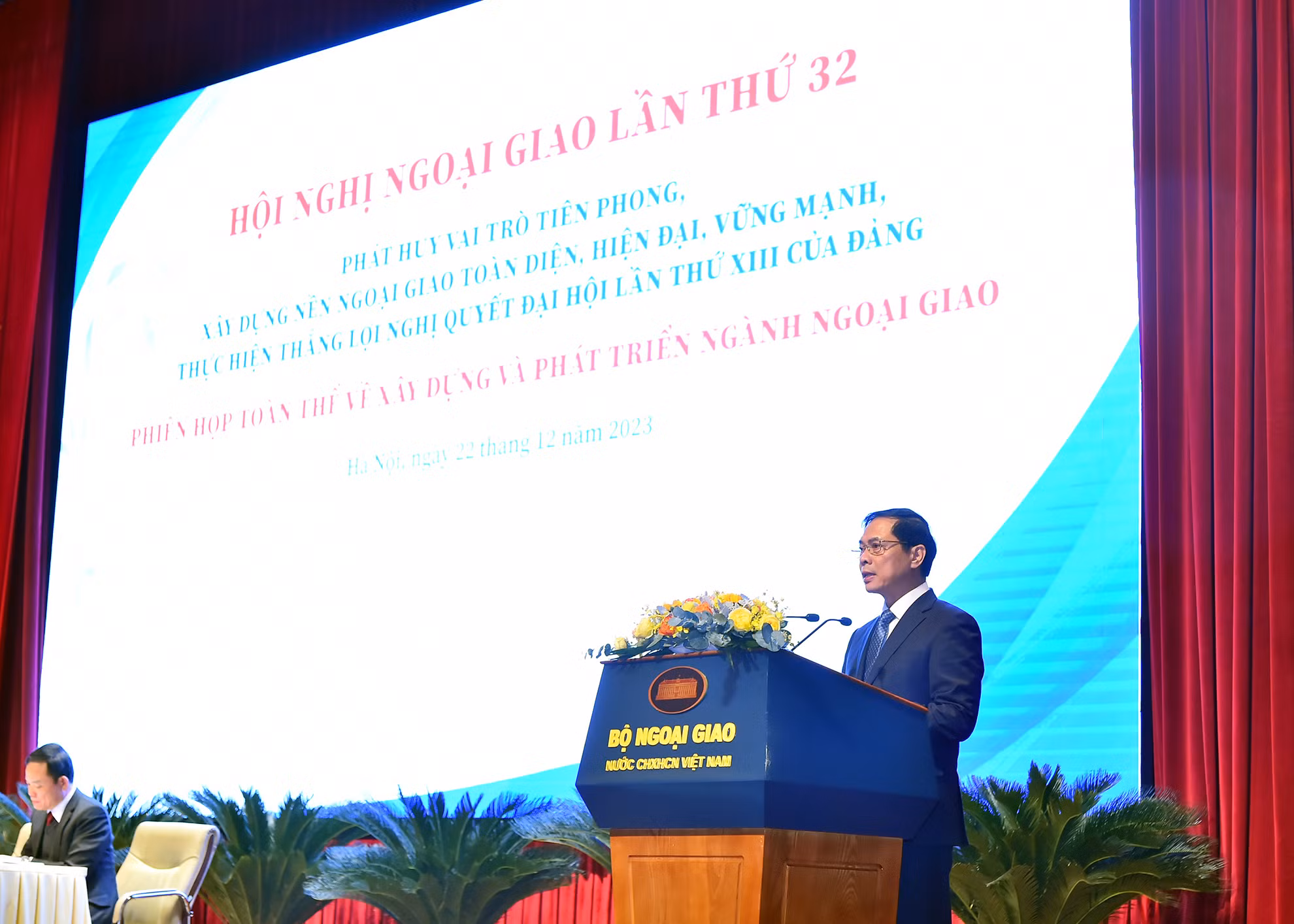 Bộ trưởng Ngoại giao Bùi Thanh Sơn phát biểu khai mạc Phiên họp toàn thể về xây dựng và phát triển ngành ngoại giao.