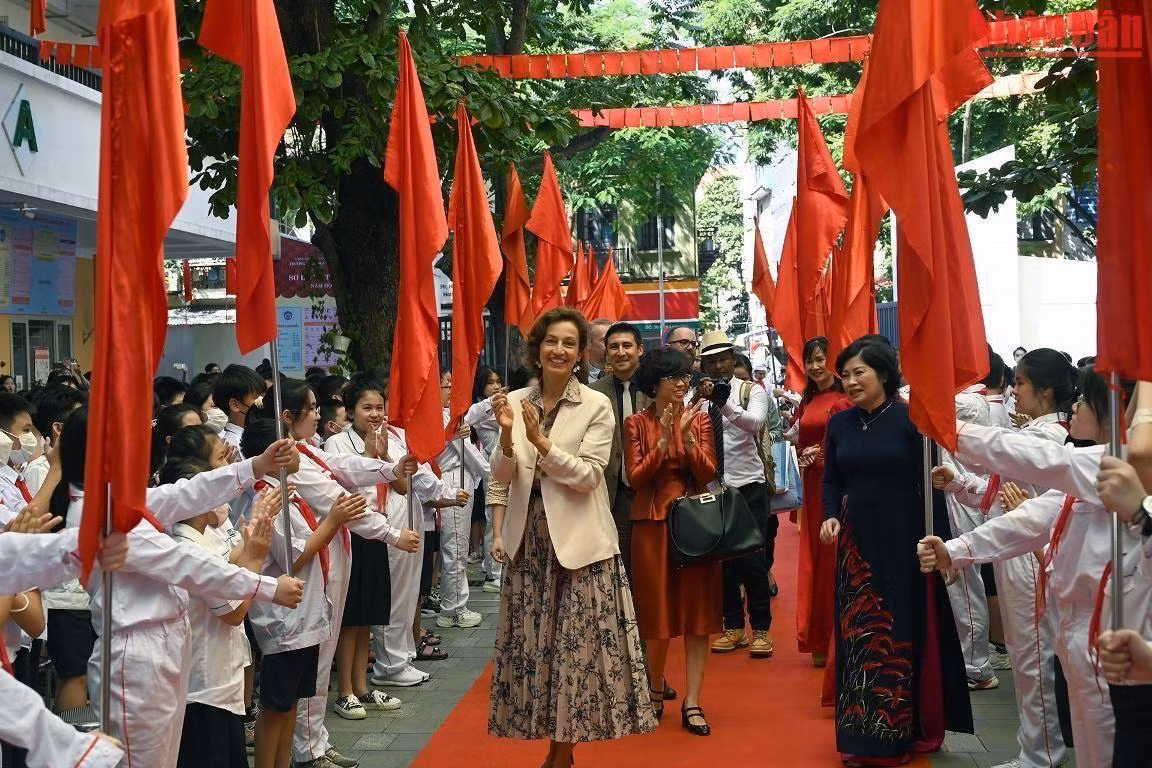 [Ảnh] Tổng Giám đốc UNESCO đánh trống khai giảng năm học mới tại Trường THCS Ngô Sĩ Liên