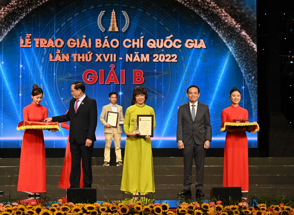 Đại diện nhóm tác giả Ban Xây dựng Đảng - Liên Chi hội Nhà báo Báo Nhân Dân nhận giải B giải Báo chí quốc gia.