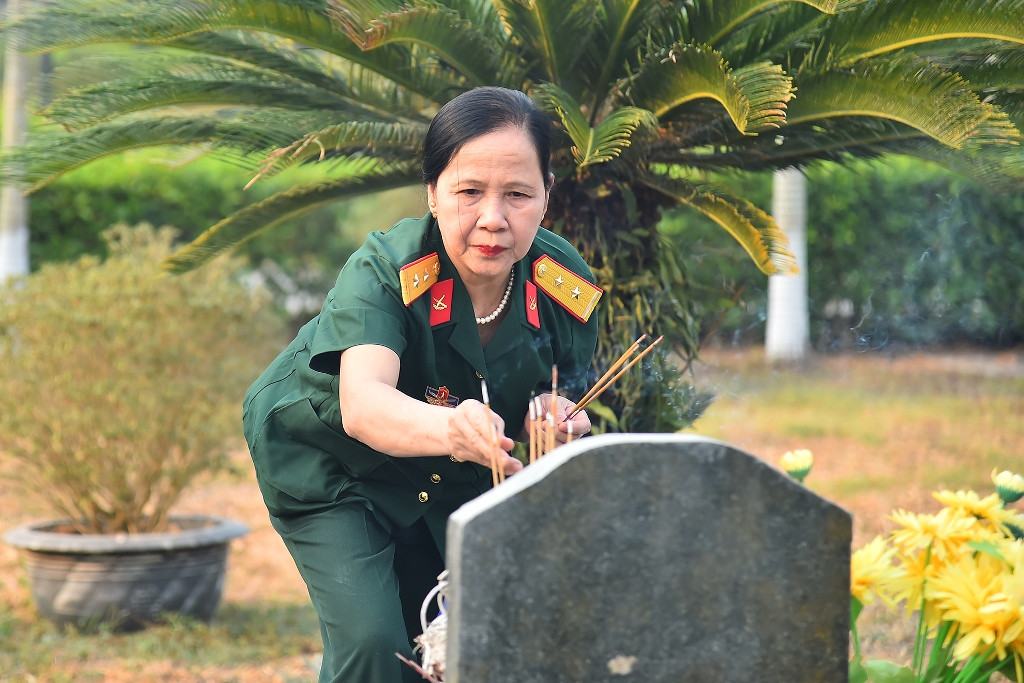 Không ít người đến với Nghĩa trang liệt sĩ A1 như đến với địa điểm du lịch tâm linh. "Ở nơi đây, mỗi lần tôi đặt chân đến, thắp một nén nhang cho vong linh các Anh hùng, liệt sĩ đều thấy lòng mình dội lên những cảm xúc khó tả. Cha ông ta đã làm nên chiến thắng Điện Biên Phủ. Chúng tôi luôn căn dặn thế hệ con cháu mình phải sống sao cho xứng đáng với sự hy sinh cao cả ấy", một cựu chiến binh tỉnh Thanh Hóa đến thắp hương ở nghĩa trang thổ lộ.