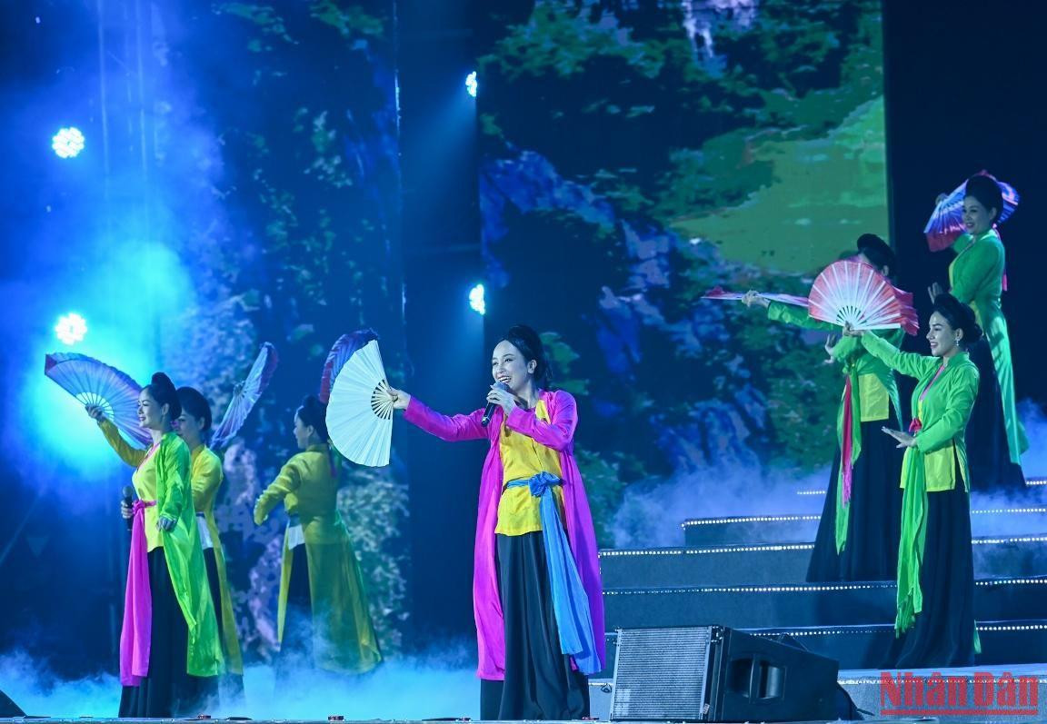 Tiết mục nghệ thuật đặc sắc tại lễ kỷ niệm.