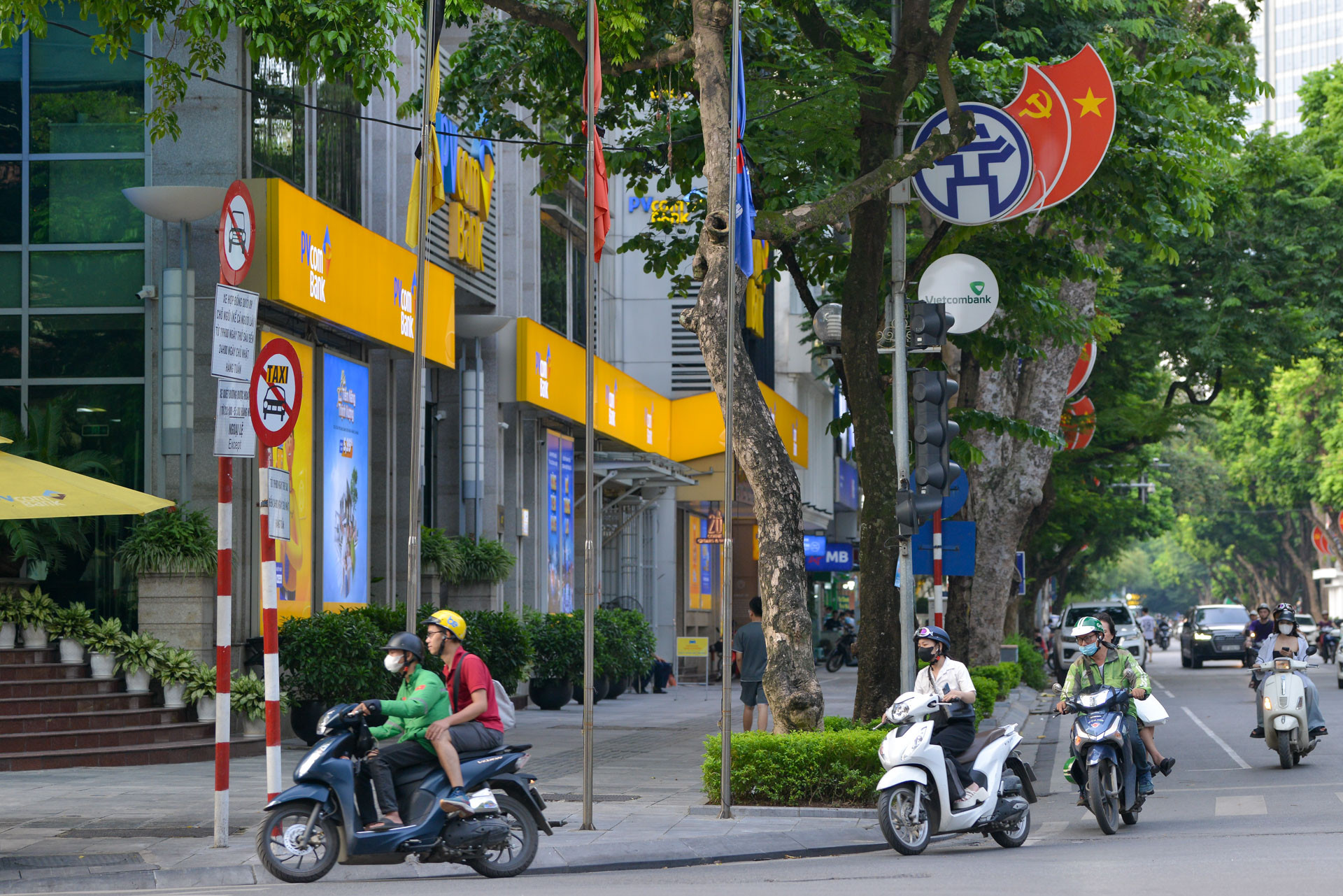 Trong 2 ngày Quốc tang, các cơ quan, công sở, nơi công cộng treo cờ rủ, không tổ chức các hoạt động vui chơi, giải trí công cộng.