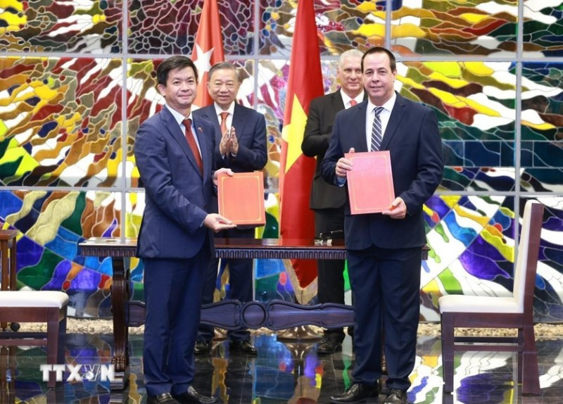 Tổng Bí thư, Chủ tịch nước Tô Lâm và Bí thư thứ nhất Đảng Cộng sản Cuba, Chủ tịch Cuba Miguel Diaz Canel Bermudez chứng kiến Lễ ký kết văn kiện hợp tác giữa tỉnh Quảng Trị với Bộ Y tế Cuba. Ảnh: TTXVN Tổng Bí thư, Chủ tịch nước Tô Lâm và Bí thư thứ nhất Đảng Cộng sản Cuba, Chủ tịch Cuba Miguel Diaz Canel Bermudez chứng kiến Lễ ký kết văn kiện hợp tác giữa tỉnh Quảng Trị với Bộ Y tế Cuba. Ảnh: TTXVN