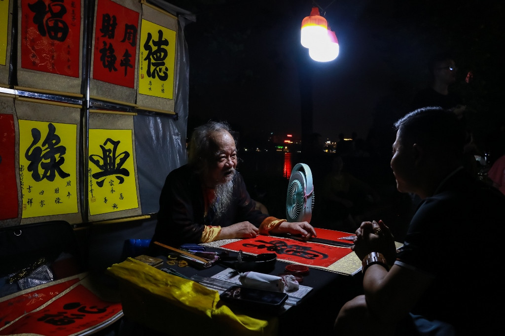 [Ảnh] Phố đi bộ Hồ Gươm thực hiện tiết kiệm điện ảnh 9