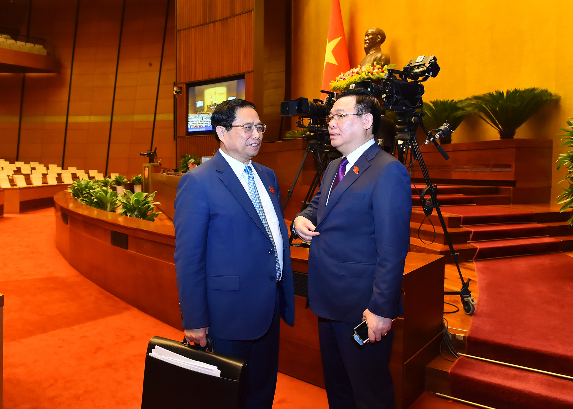 Thủ tướng Phạm Minh Chính và Chủ tịch Quốc hội Vương Đình Huệ trao đổi bên lề phiên họp ngày 25/10. Thủ tướng Phạm Minh Chính và Chủ tịch Quốc hội Vương Đình Huệ trao đổi bên lề phiên họp ngày 25/10.