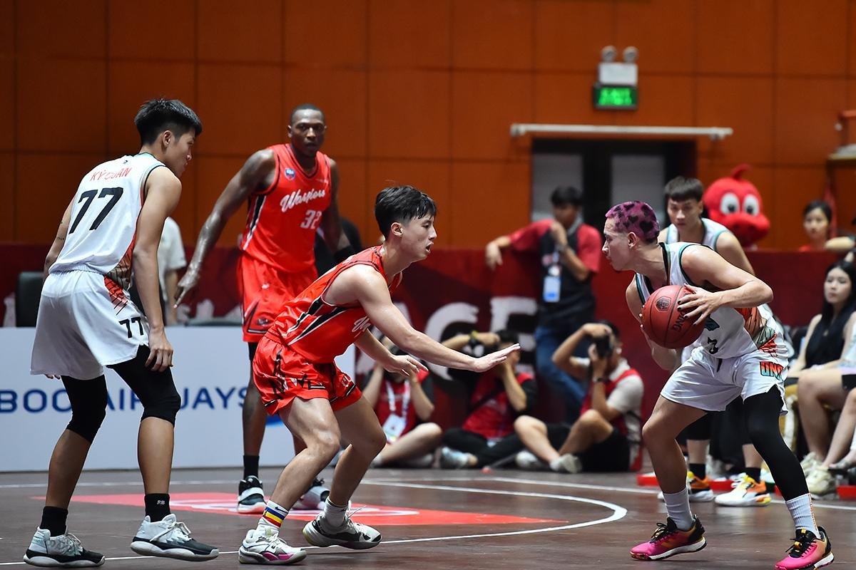 Michael Soy (cầu thủ cầm bóng) cùng đồng đội có chiến thắng thứ 2 liên tiếp trước các cầu thủ Thang Long Warriors chỉ trong vòng 3 ngày. Michael Soy (cầu thủ cầm bóng) cùng đồng đội có chiến thắng thứ 2 liên tiếp trước các cầu thủ Thang Long Warriors chỉ trong vòng 3 ngày.