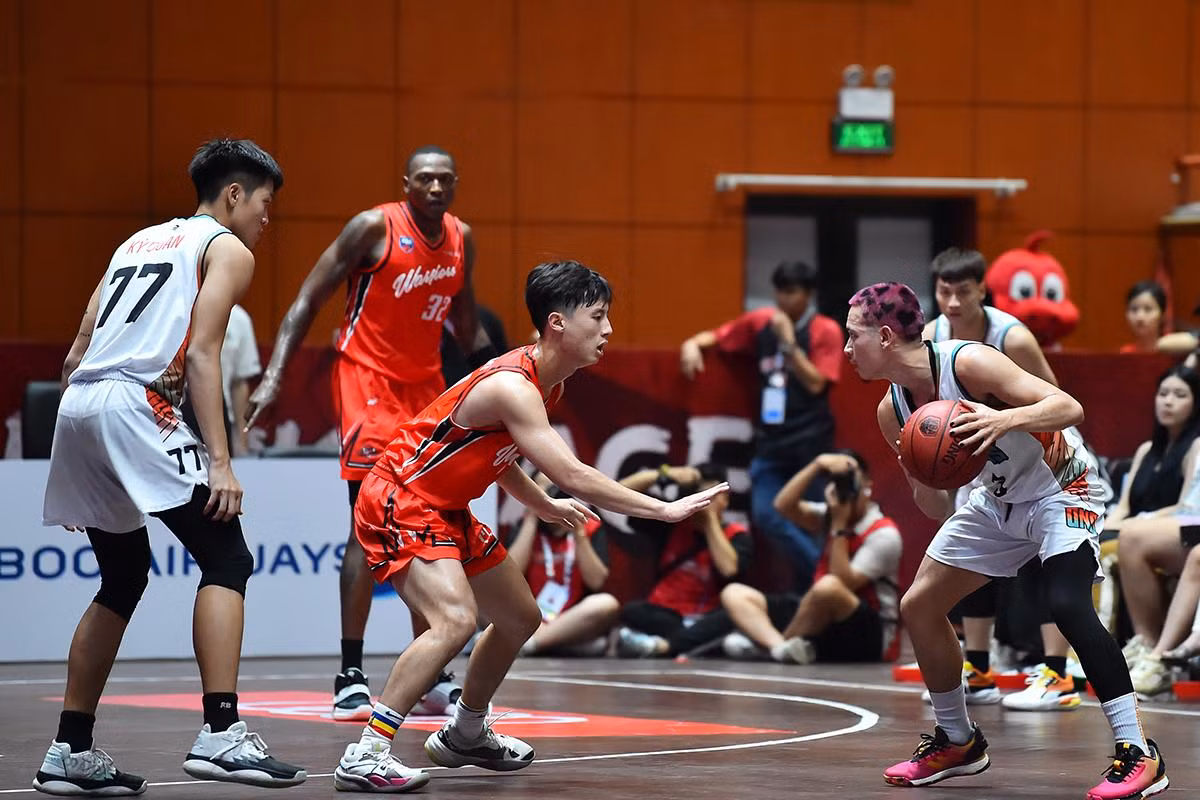 Michael Soy (cầu thủ cầm bóng) cùng đồng đội có chiến thắng thứ 2 liên tiếp trước các cầu thủ Thang Long Warriors chỉ trong vòng 3 ngày. Michael Soy (cầu thủ cầm bóng) cùng đồng đội có chiến thắng thứ 2 liên tiếp trước các cầu thủ Thang Long Warriors chỉ trong vòng 3 ngày.