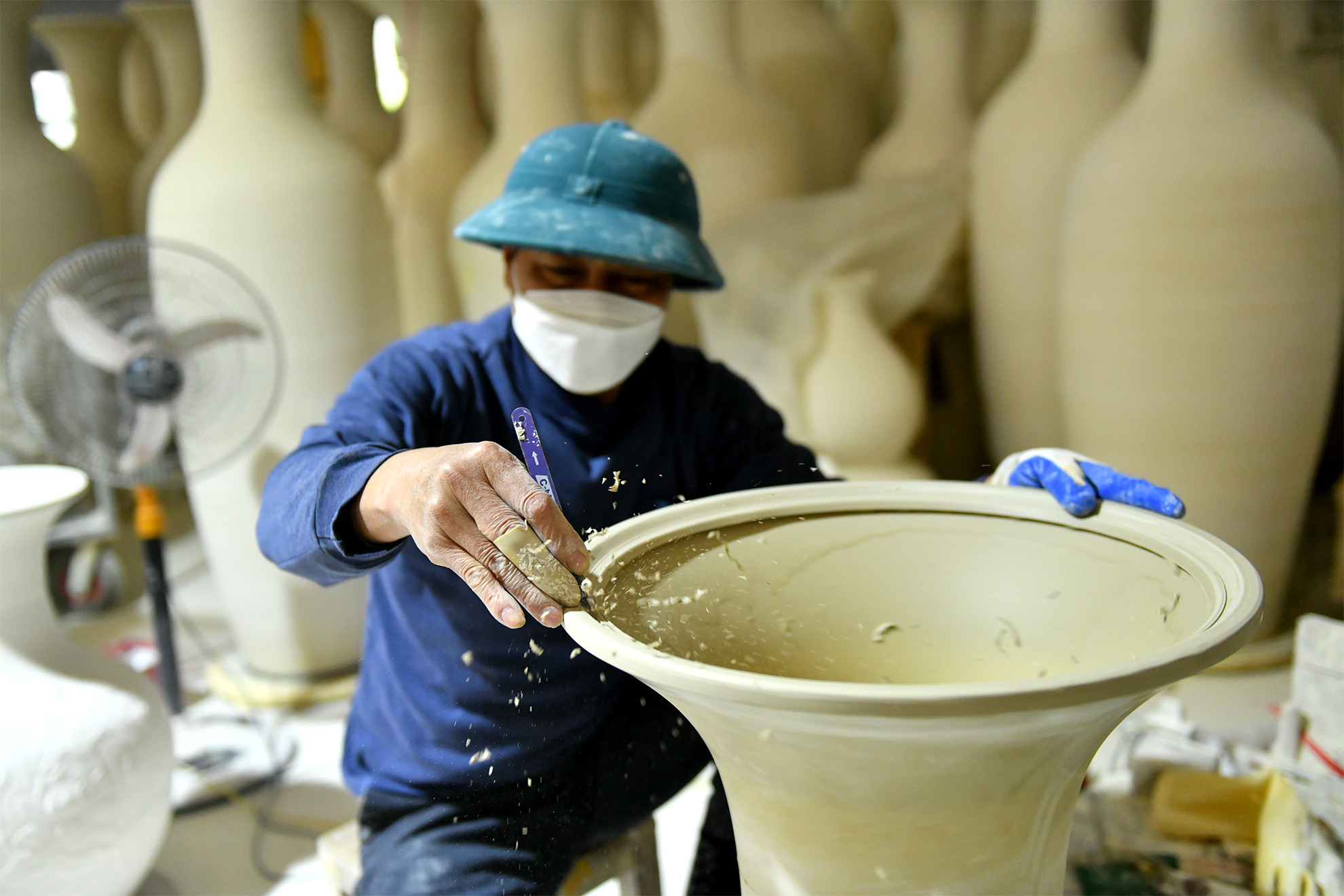 [Ảnh] Xưởng gốm Chu Đậu hối hả sản xuất hàng Tết ảnh 4