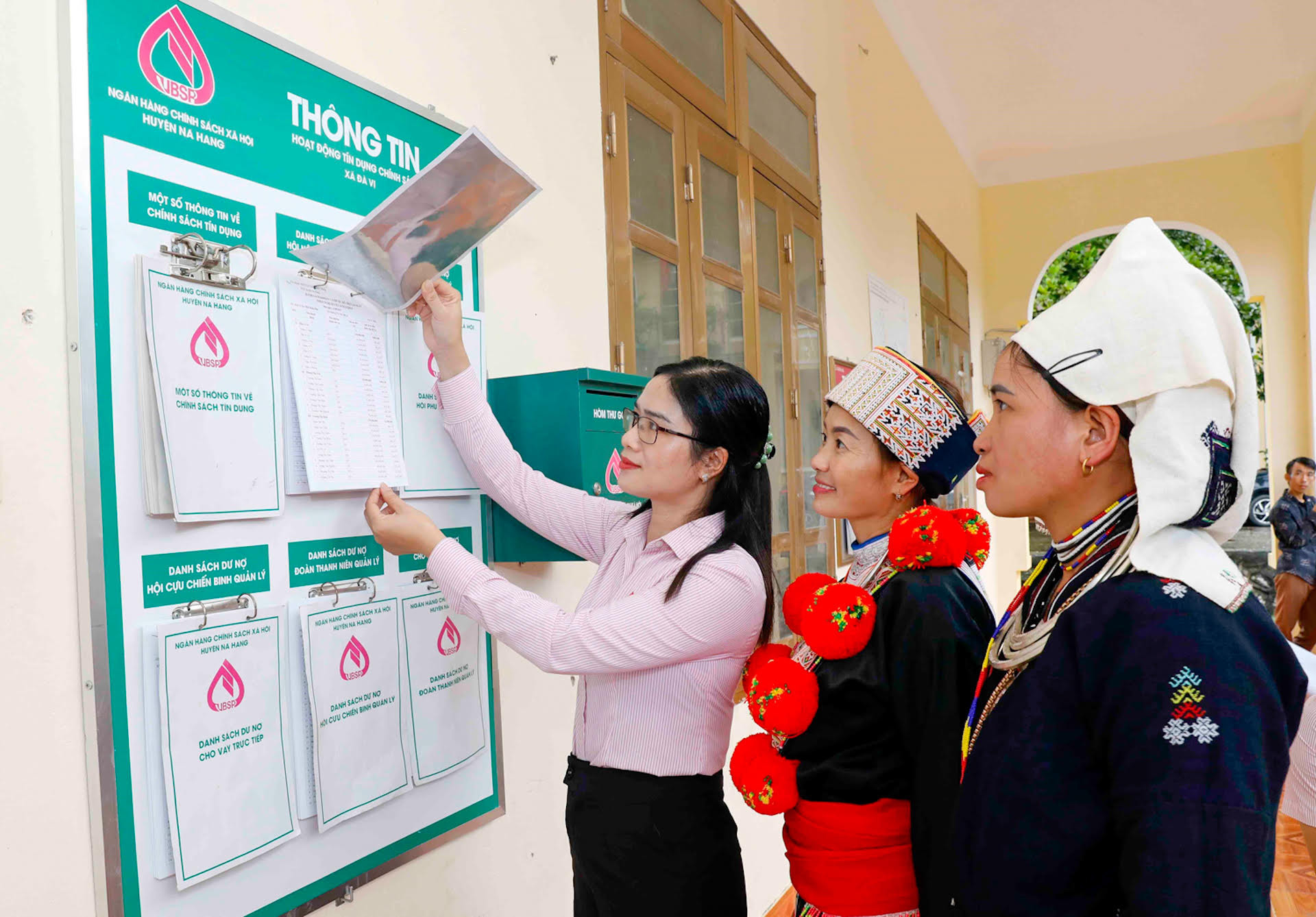 Đồng bào dân tộc thiểu số huyện Na Hang, tỉnh Tuyên Quang tra cứu thông tin các chương trình cho vay của Ngân hàng Chính sách xã hội. (Ảnh TRẦN VIỆT)