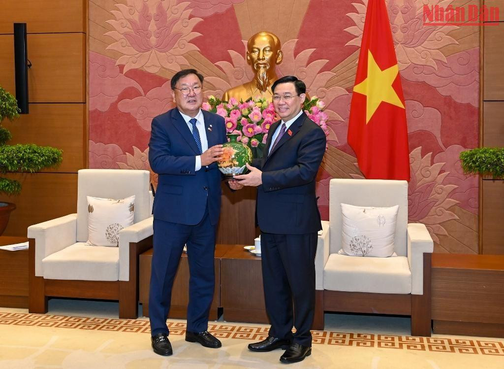 Chủ tịch Quốc hội Vương Đình Huệ tặng quà lưu niệm cho Chủ tịch nhóm Nghị sĩ hữu nghị Hàn Quốc-Việt Nam.