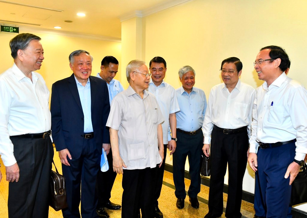 Tổng Bí thư Nguyễn Phú Trọng, các đồng chí lãnh đạo Đảng, Nhà nước và các đại biểu dự hội nghị.