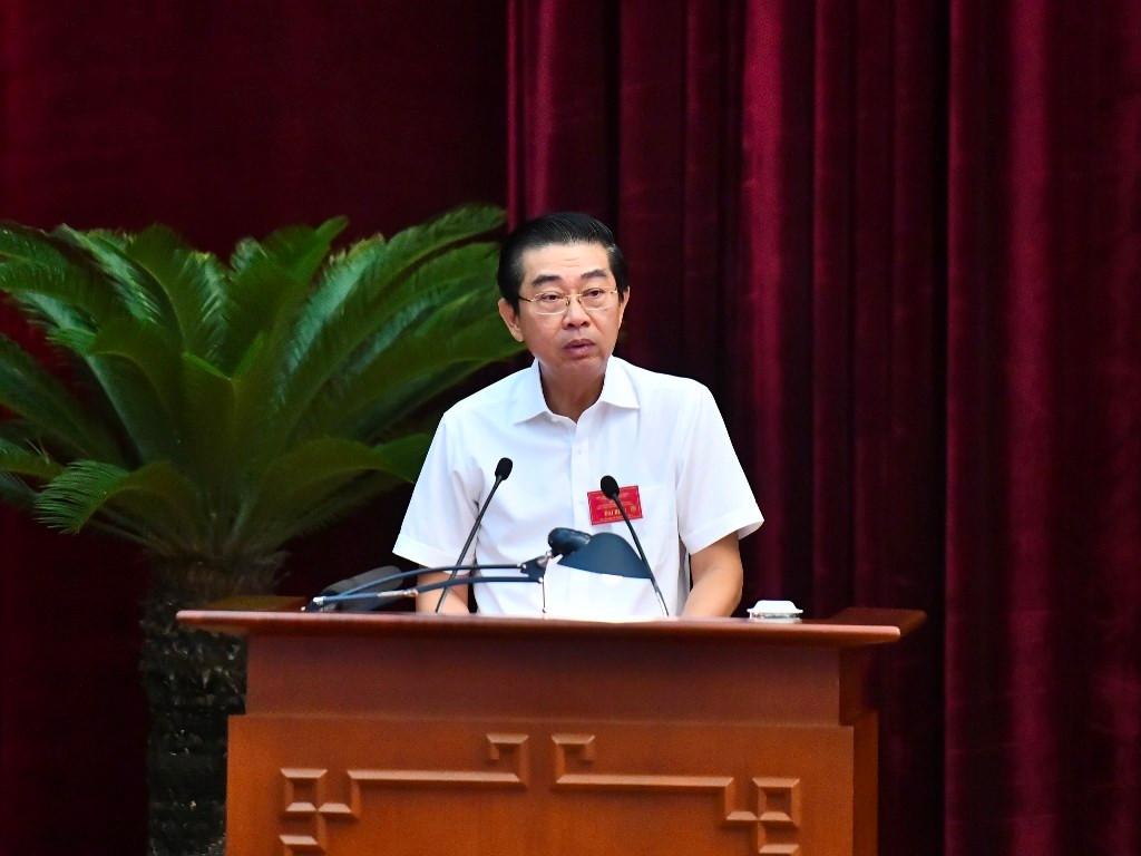 Đồng chí Võ Văn Dũng, Phó Trưởng Ban Thường trực Ban Nội chính Trung ương trình bày báo cáo tại hội nghị.