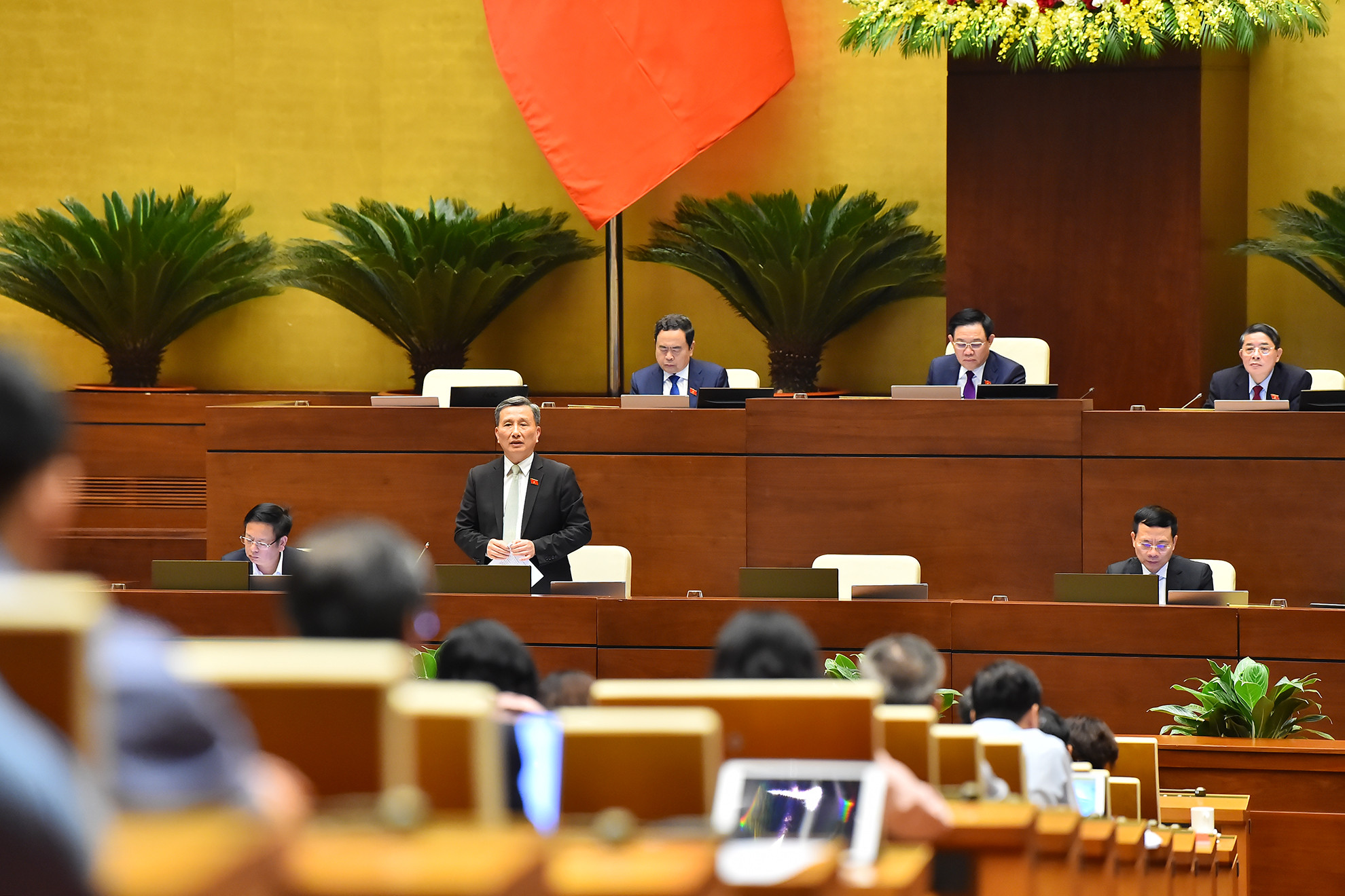 Ủy viên Ủy ban Thường vụ Quốc hội, Chủ nhiệm Ủy ban Khoa học, Công nghệ và Môi trường của Quốc hội Lê Quang Huy phát biểu giải trình, làm rõ một số vấn đề các đại biểu Quốc hội nêu liên quan dự án Luật Viễn thông (sửa đổi). Ủy viên Ủy ban Thường vụ Quốc hội, Chủ nhiệm Ủy ban Khoa học, Công nghệ và Môi trường của Quốc hội Lê Quang Huy phát biểu giải trình, làm rõ một số vấn đề các đại biểu Quốc hội nêu liên quan dự án Luật Viễn thông (sửa đổi).