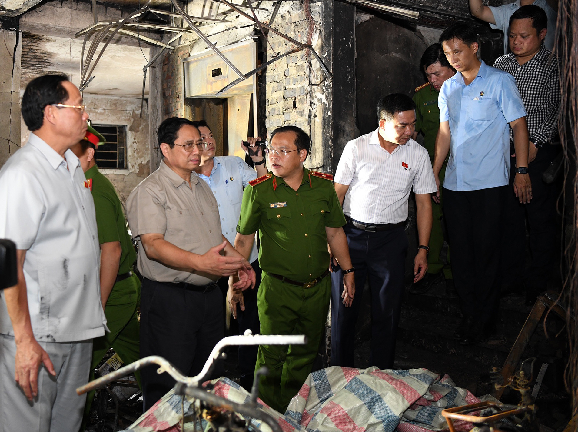 [Ảnh] Thủ tướng thị sát hiện trường vụ cháy chung cư mini đặc biệt nghiêm trọng tại Hà Nội ảnh 2