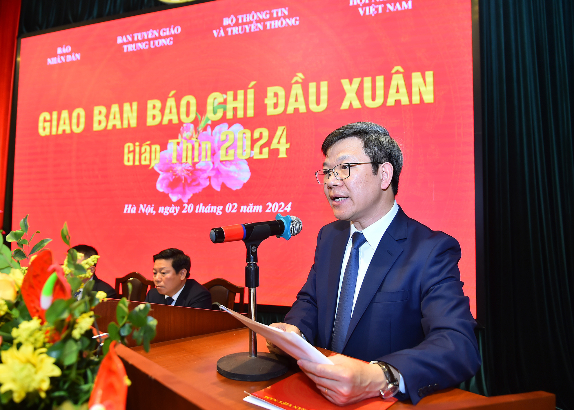 Đồng chí Tống Văn Thanh, Vụ trưởng Vụ Báo chí-Xuất bản, Ban Tuyên giáo Trung ương thay mặt các đơn vị tham mưu của Ban Tuyên giáo Trung ương, Bộ Thông tin và Truyền thông, Hội Nhà báo Việt Nam nhận xét nội dung thông tin báo chí Tết Giáp Thìn 2024. Đồng chí Tống Văn Thanh, Vụ trưởng Vụ Báo chí-Xuất bản, Ban Tuyên giáo Trung ương thay mặt các đơn vị tham mưu của Ban Tuyên giáo Trung ương, Bộ Thông tin và Truyền thông, Hội Nhà báo Việt Nam nhận xét nội dung thông tin báo chí Tết Giáp Thìn 2024.