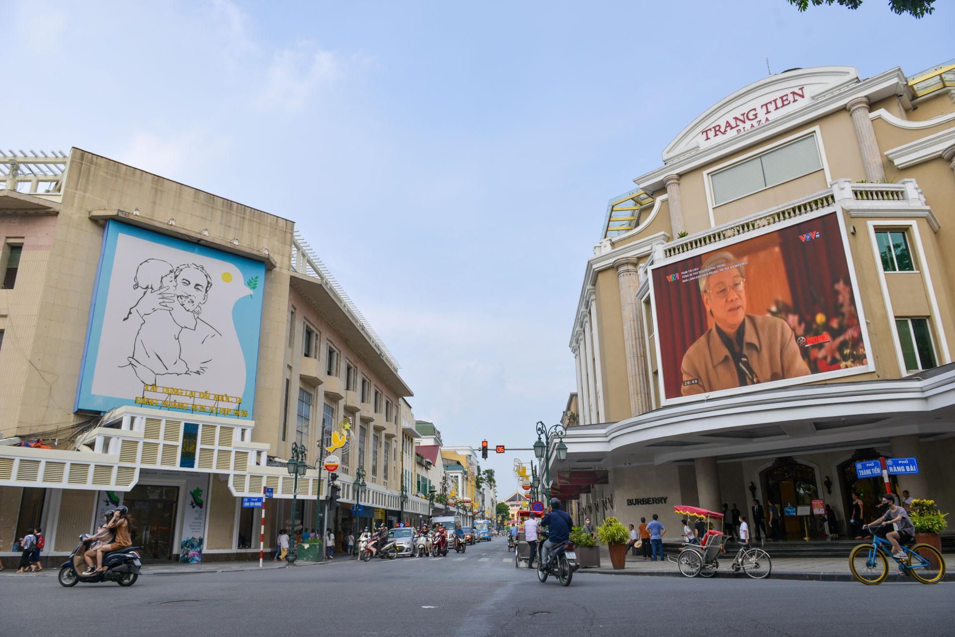 Nhiều màn hình lớn trên phố phường Hà Nội chiếu phim tư liệu về Tổng Bí thư Nguyễn Phú Trọng.