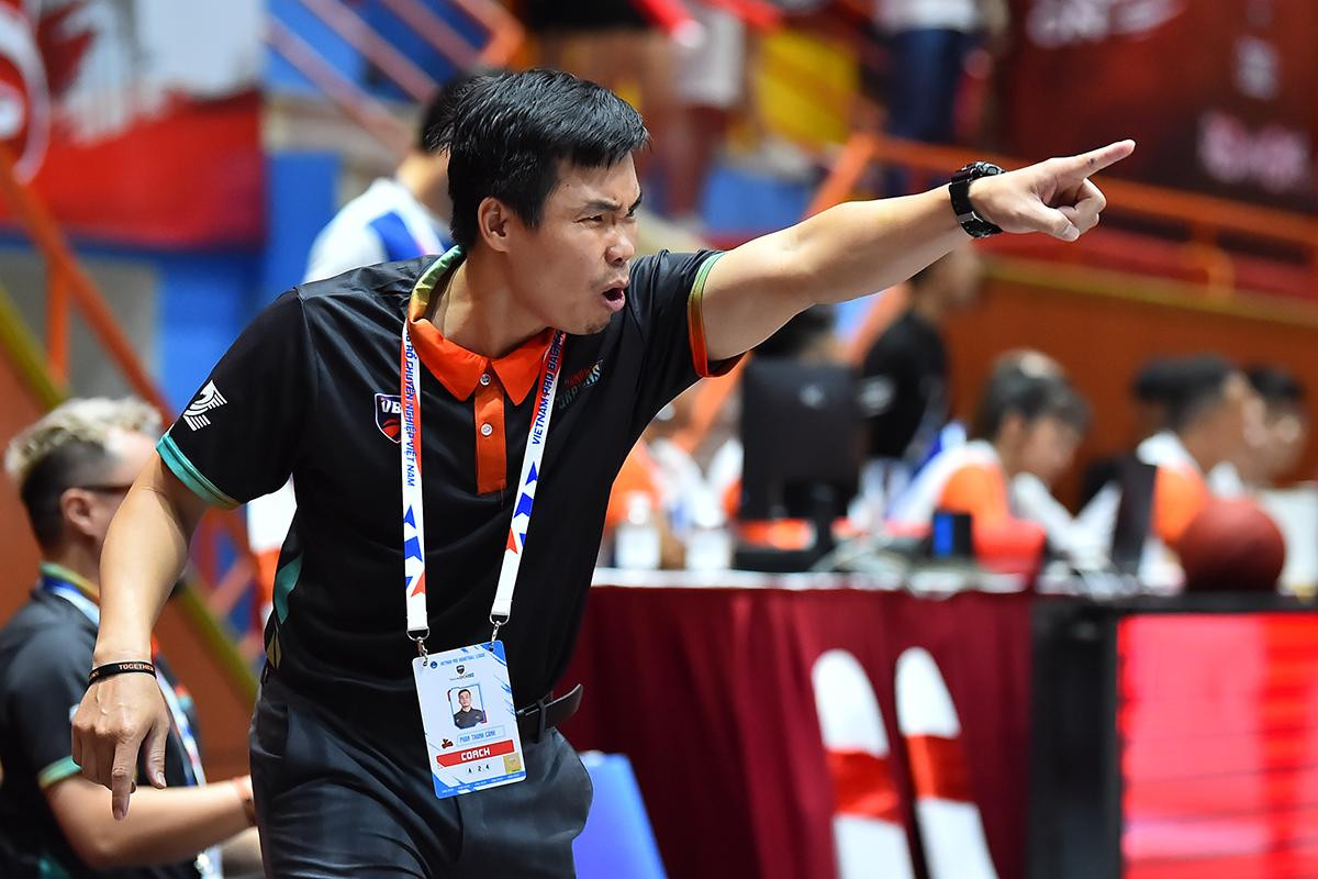 Huấn luyện viên Phan Thanh Cảnh theo sát, chỉ đạo các học trò trong từng pha bóng. Huấn luyện viên Phan Thanh Cảnh theo sát, chỉ đạo các học trò trong từng pha bóng.