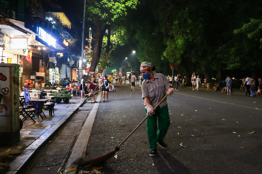 [Ảnh] Phố đi bộ Hồ Gươm thực hiện tiết kiệm điện ảnh 6