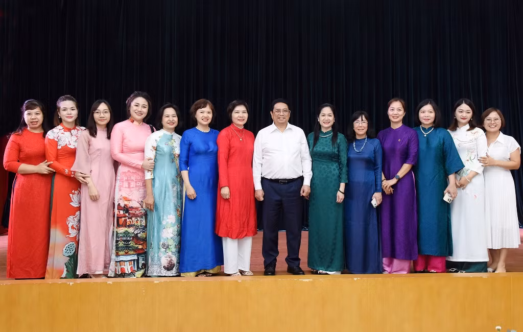 Thủ tướng chụp ảnh lưu niệm cùng các nhà báo nữ.